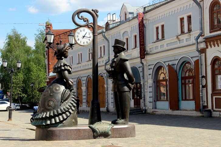 Скульптура «Место встречи». На фоне — Краеведческий музей Кирова
