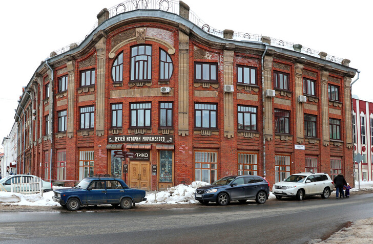 Ул. Спасская, 15 — памятник архитектуры, купеческие магазины