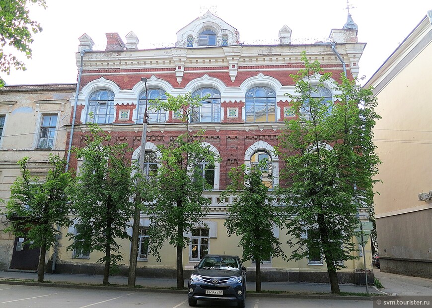 Нарядное здание бывшей уездной Земской управы.Построено в 1901 году.Композиция главного фасада построена на сочетании древнерусских форм и принципов архитектуры ренессанса.