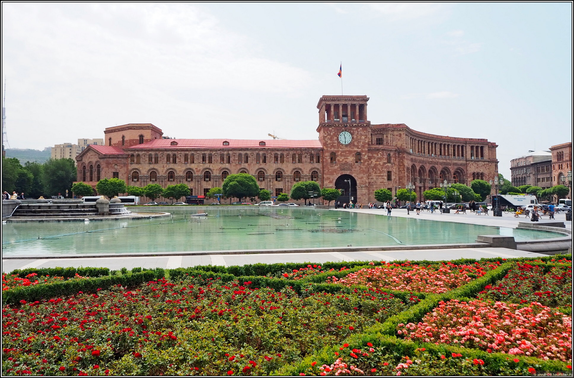 Сургут ереван прямой. Ереван розовый город. Центр Еревана розового туфа. Из Еревана в Минводы. Ереван сочетание современного и старого.