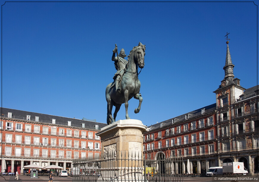 Пласа-Майор (исп. Plaza Mayor) и конная статуя короля Филиппа III