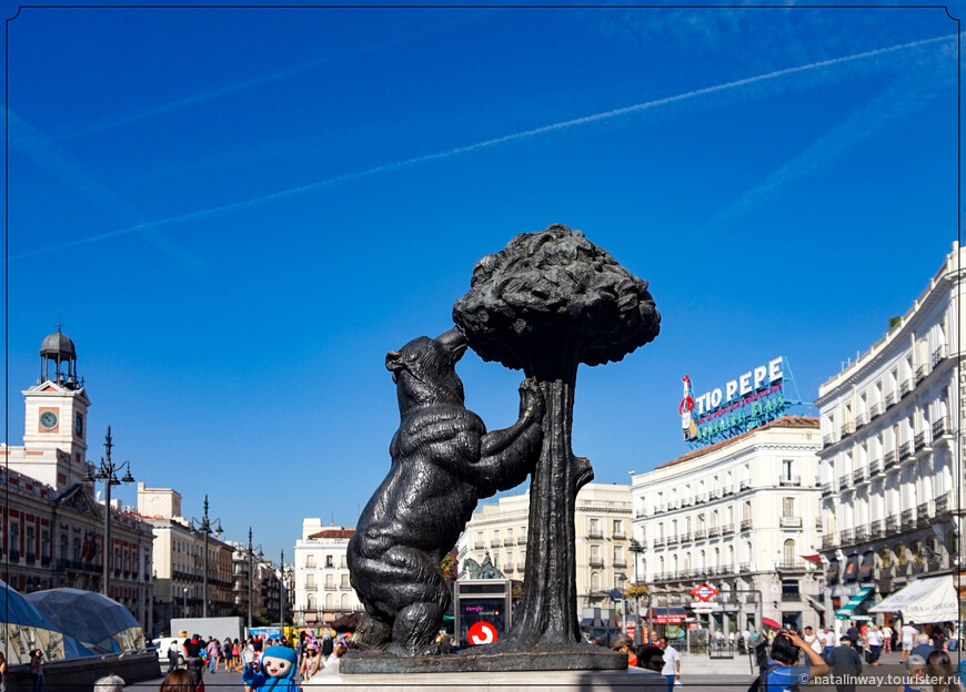 «Медведь и земляничное дерево» – бронзовая скульптура работы Антонио Наварро Сантафе на площади Puerta del Sol