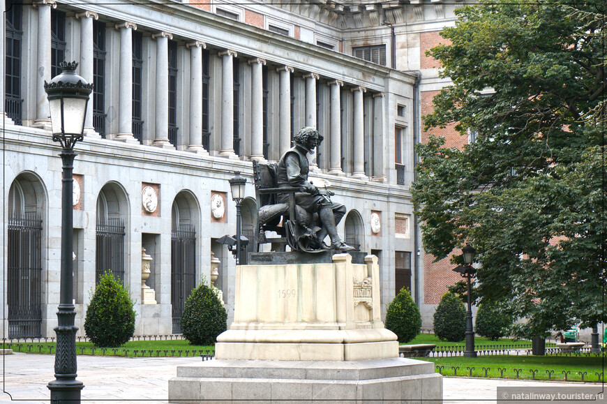 Памятник художнику Диего Веласкесу (Monument Velazquez) перед главным фасадом музея. Скульптор Анисето Маринес (Ancieto Marinas Garcia)