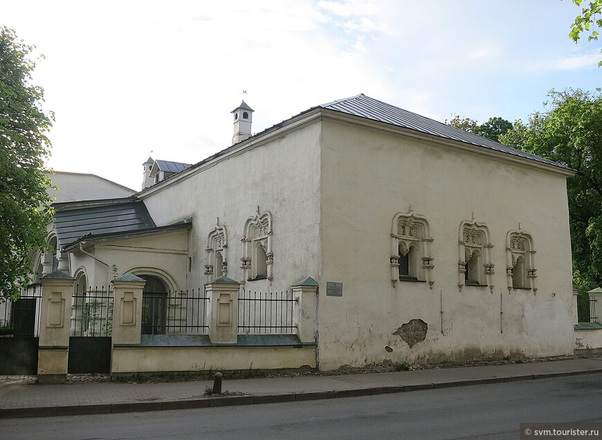 Вторые палаты Меньшиковых,здание также известно как дом Яковлева по последнему владельцу.Предположительно палаты построены Фомой Меньшиковым.Уже в начале 18-го столетия Меньшиковы перестали владеть палатами,у них появились другие хозяева,которые,впрочем часто менялись.