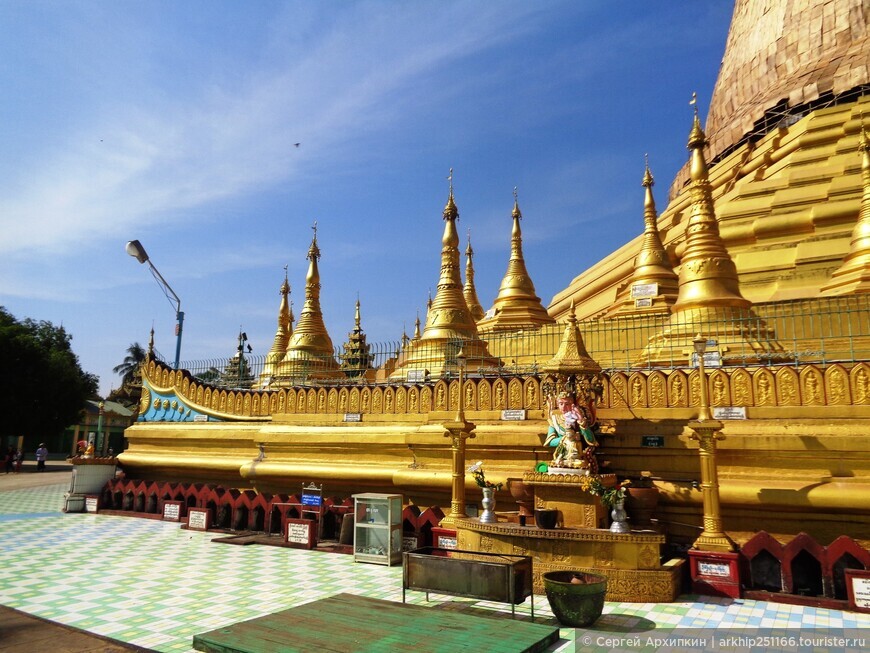 Пагода Махазеди, на вершину которой можно подняться в Баго (Мьянма-Бирма)