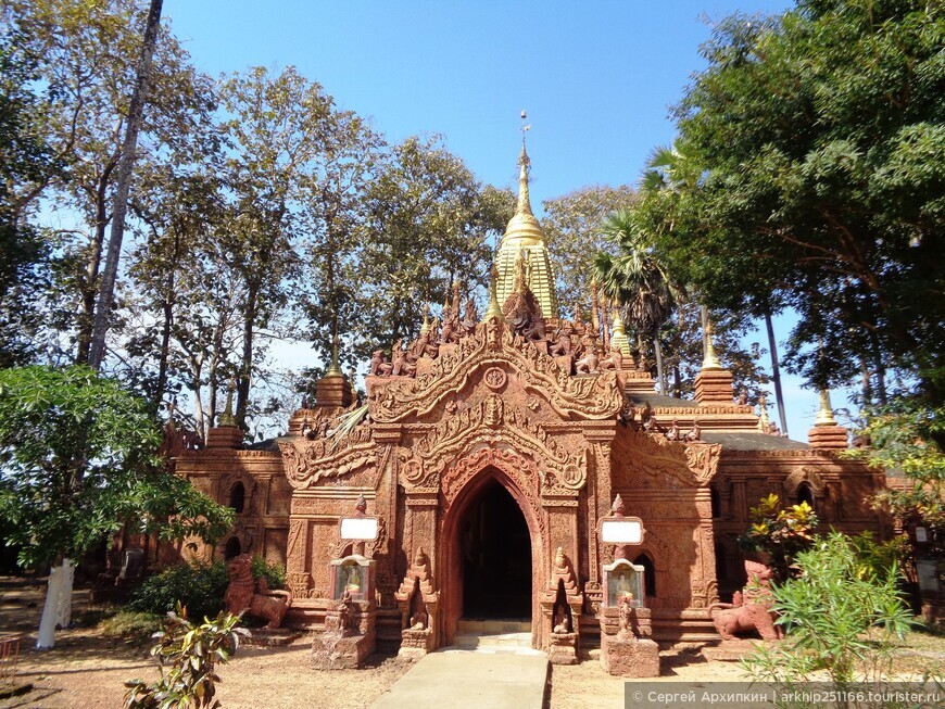 Пагода Махазеди, на вершину которой можно подняться в Баго (Мьянма-Бирма)