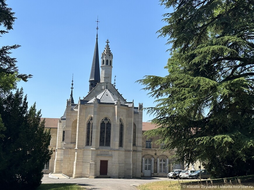 Колодец Предков и монастырь Шартрез-де-Шаммоль