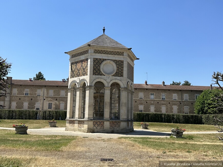 Колодец Предков и монастырь Шартрез-де-Шаммоль