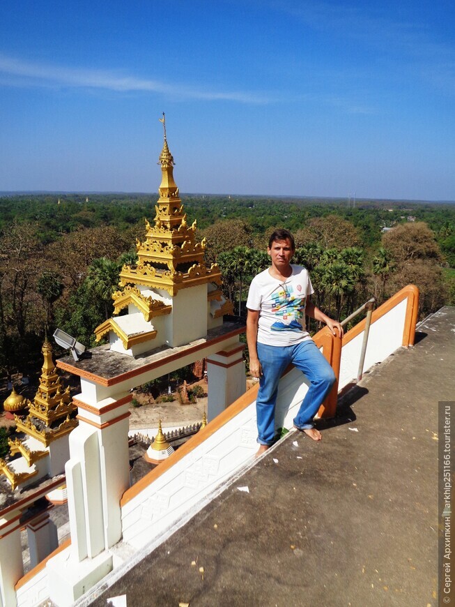 Пагода Куаик Пан 15 века с четырьмя Буддами в Баго (Мьянма-Бирма)