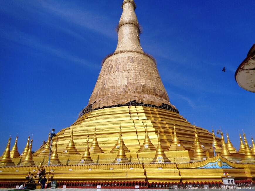 Пагода Шветхальяун в Баго со второй по величине статуей Будды в Мьянме (Бирме)