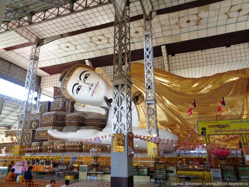 Пагода Шветхальяун в Баго со второй по величине статуей Будды в Мьянме (Бирме)