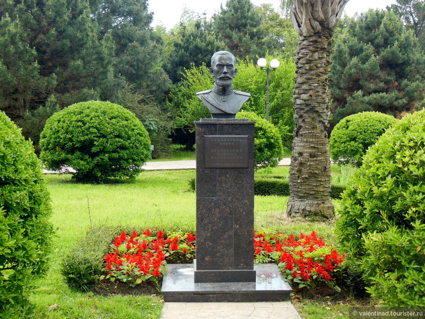 Памятник основателю парка Д.В. Драчевскому