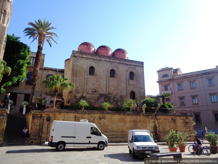 Средневековая церковь Сан-Катальдо (12 века) в центре Палермо — объект Всемирного наследия ЮНЕСКО на Сицилии