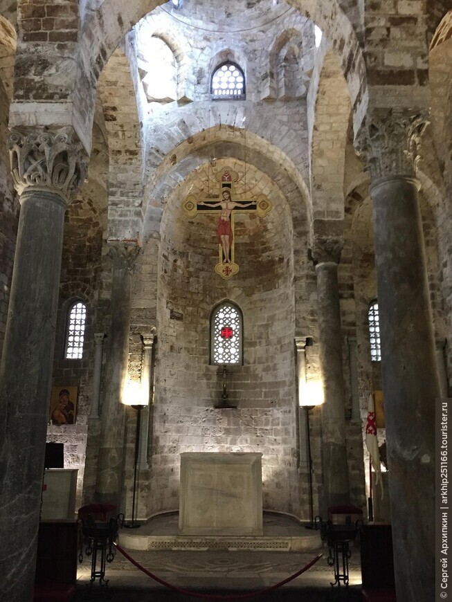 Средневековая церковь Сан-Катальдо (12 века) в центре Палермо — объект Всемирного наследия ЮНЕСКО на Сицилии