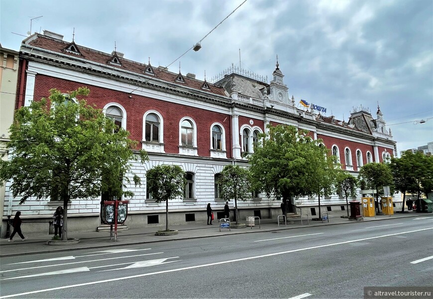 Здание Почты на Главной улице – построено в конце XIX века в стиле неоренессанса.