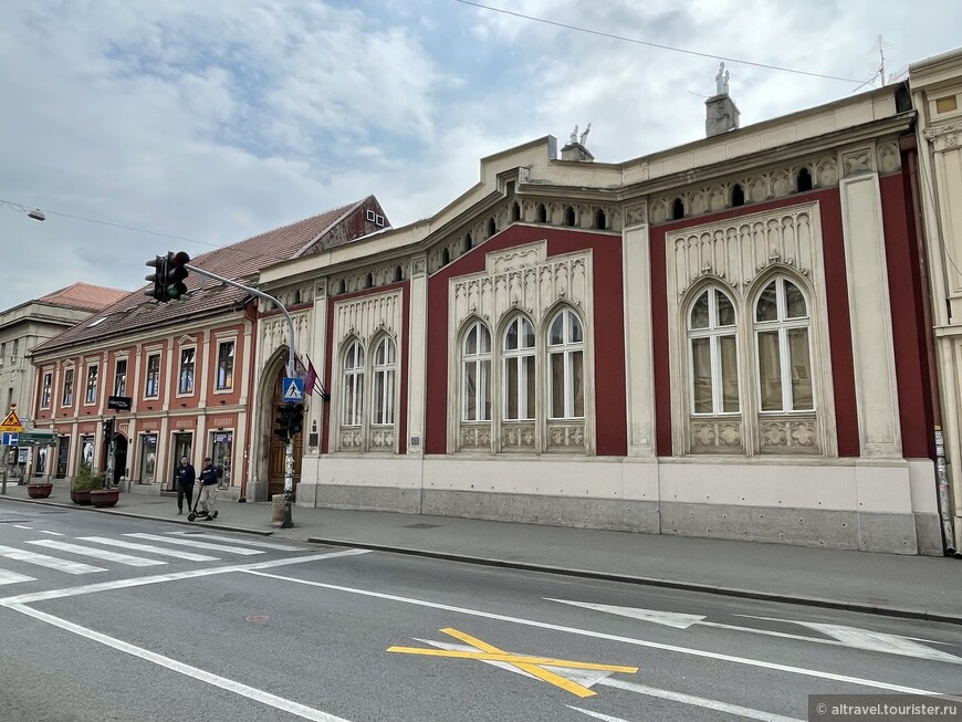 Музей Земуна - единственное сохранившееся здание в неоготическом стиле. Построено в 1855 году для семьи Дмитрия Спирты по проекту австрийского архитектора Генриха фон Ферстеля.