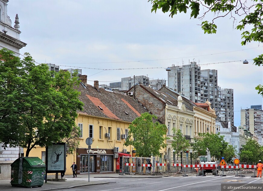 Здесь видно, как близко к Земуну, его Главной улице эти бетонные уродцы расположены (административно они относятся к Новому Белграду).