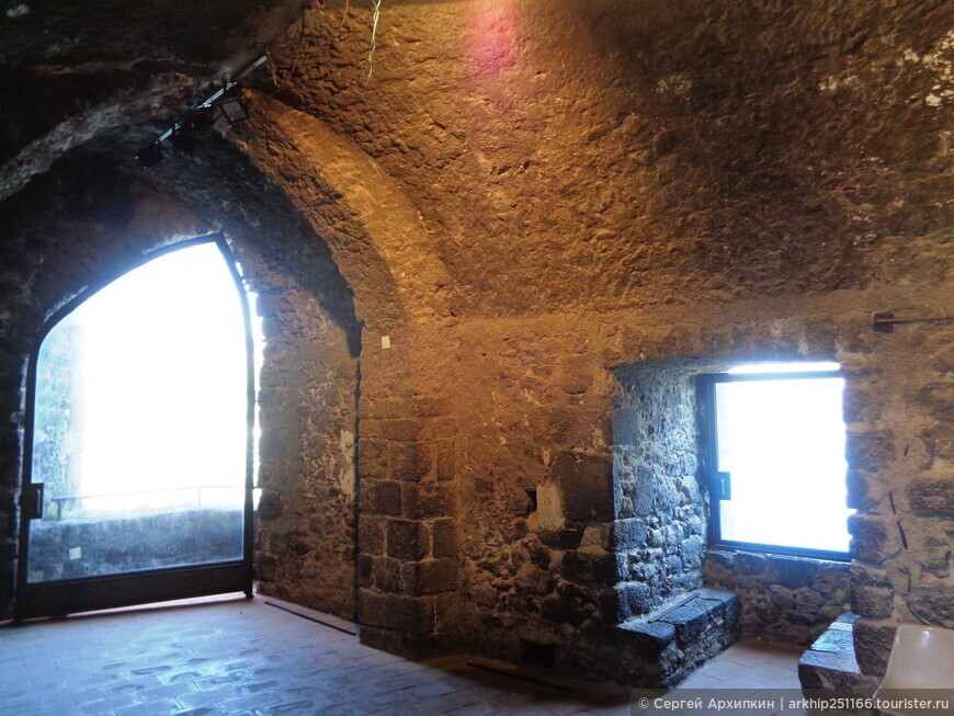 Средневековый замок Норманнов в Ачи-Кастелло возле Катании на Сицилии