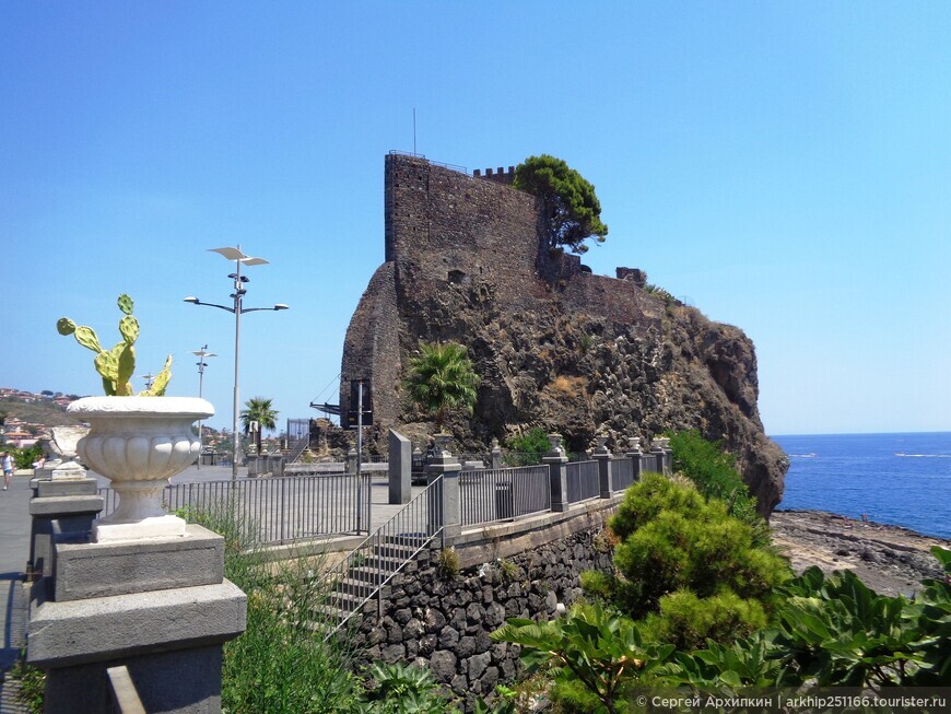 Средневековый замок Норманнов в Ачи-Кастелло возле Катании на Сицилии