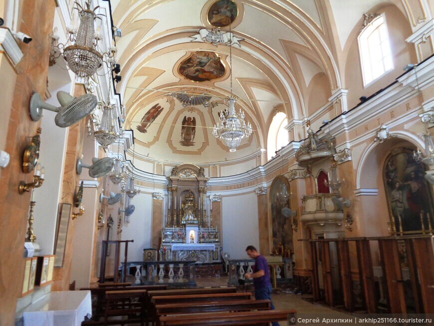 Церковь Сан Джованни Баттиста в Ачитрецца на красивом побережье Циклопов на Сицилии