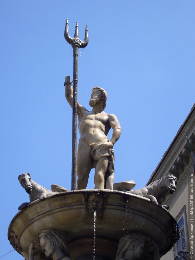 Красивый барочный фонтан Нептуна (16 века) на центральной площади Неаполя