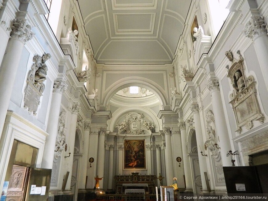 Барочная церковь Сент Анджело Нило в Неаполе с шедевром Донателло середины 15 века