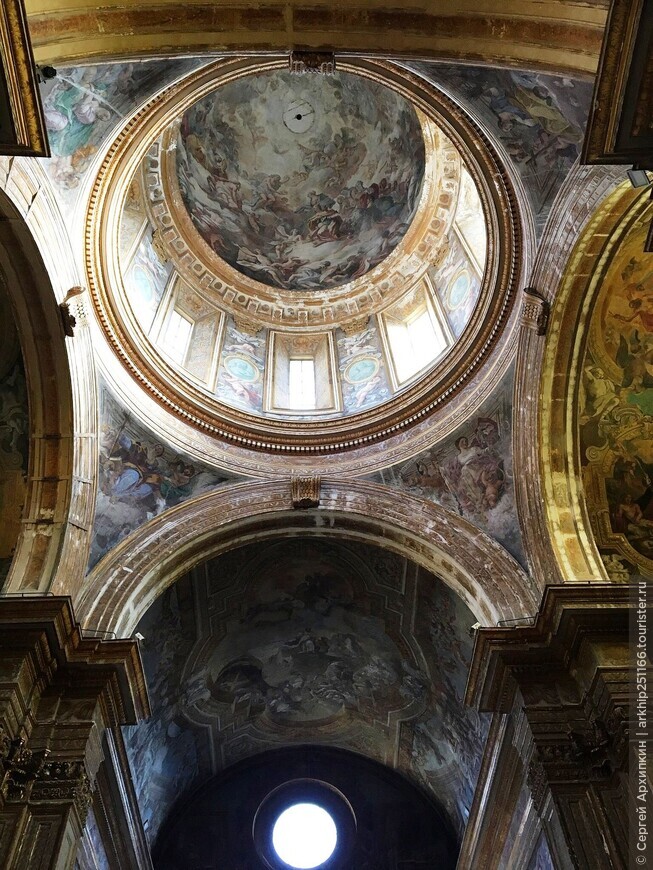 Красивая церковь Святой Екатерины в Неаполе