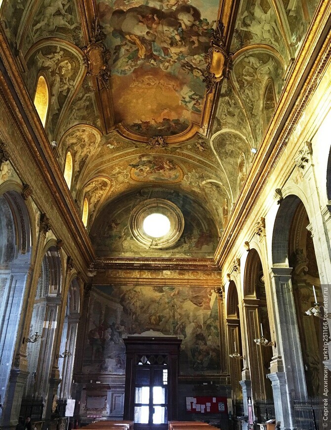 Красивая церковь Святой Екатерины в Неаполе