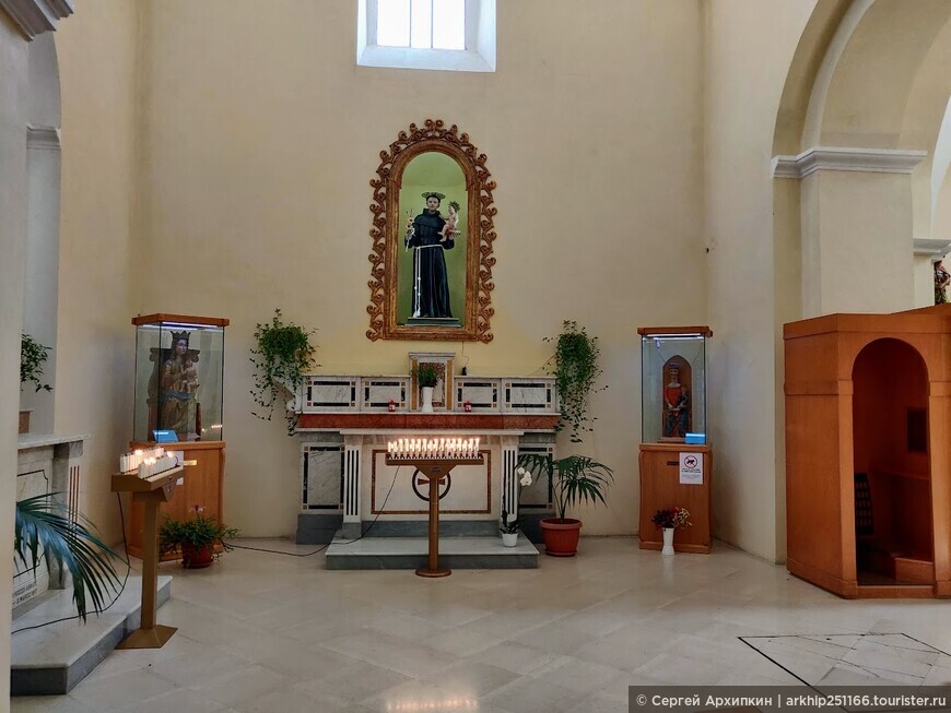 Церковь Святой Марии в одном из самых красивых горных городков Италии — в Кастельмедзано