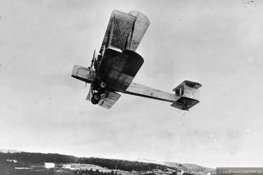 Самолет биплан Vickers Vimy, на котором был осуществлен первый перелет из Америки (Канада) в Европу (Ирландия)