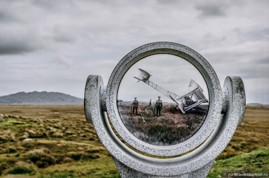 Панель, изображающая приземлившейся самолет под вооруженной охраной на болоте Дерригимла в Клифдене. Ирландия