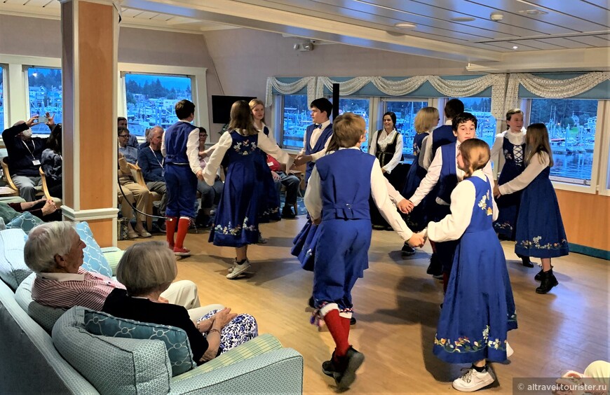 Вечером местные дети выступили в кают-компании на нашем корабле с национальными норвежскими танцами.