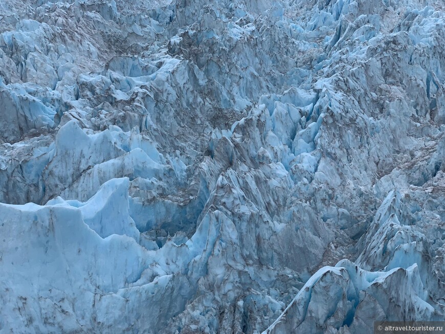 Виды на ледник сверху просто завораживающие.