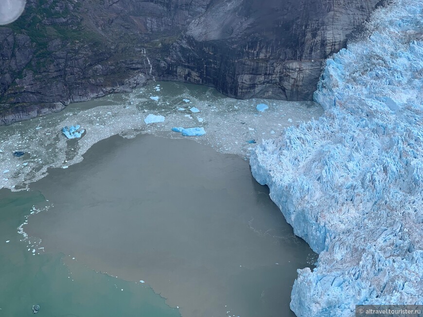 Ледник Леконт - приливный, то есть течет в море, в залив Леконт.