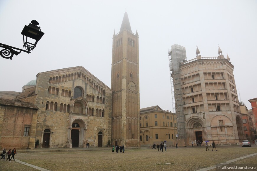 Баптистерий расположен на Пьяццо Дуомо по соседству с собором и колокольней. День был пасмурный и поэтому все здания выглядят как в тумане.