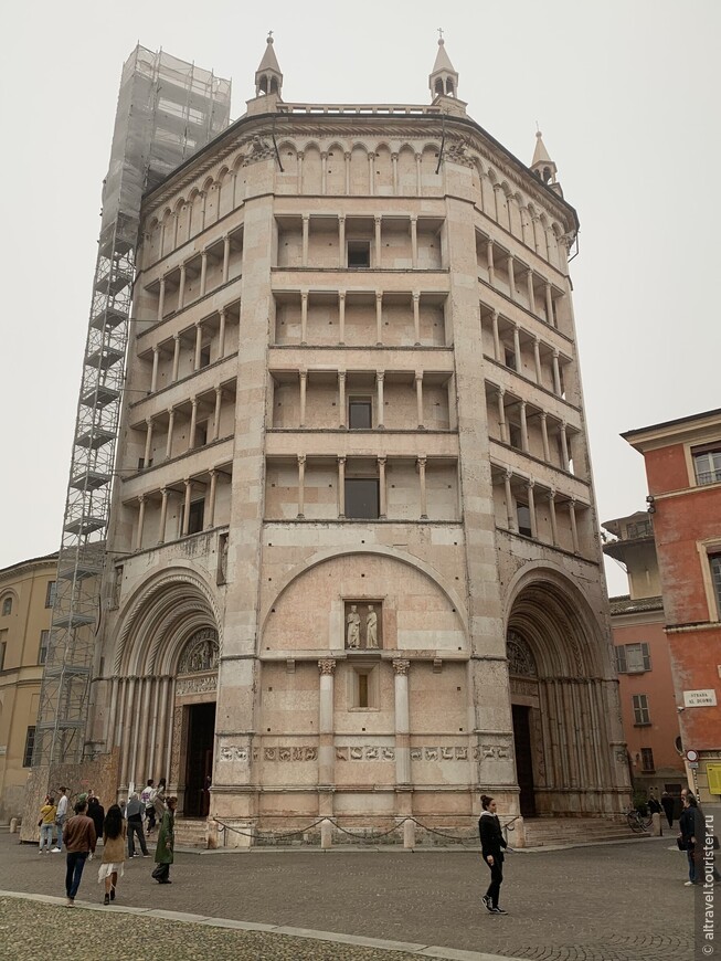 Здание баптистерия восьмигранное, с каждой стороны наверху - четыре ряда крытых галерей с колоннами.