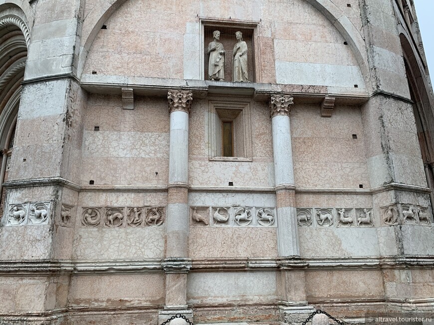 Глухие арки между входными порталами украшены парой классических колонн и фризом с фантастическими существами и животными. Сверху над колоннами в трёх нишах находятся по три пары статуй, на фото выше - царь Соломон и царица Савская.