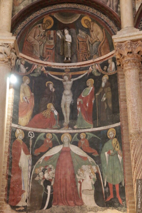 Портал нижнего яруса баптистерия с изображением Богоматери Милосердия, укрывающей людей своим плащом.