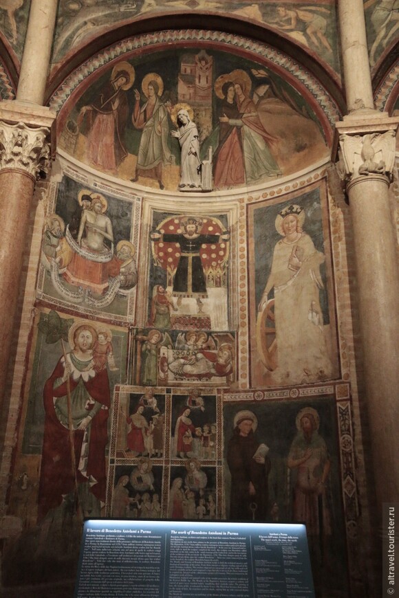 Портал нижнего яруса баптистерия с изображением Св. Екатерины (с колесом).