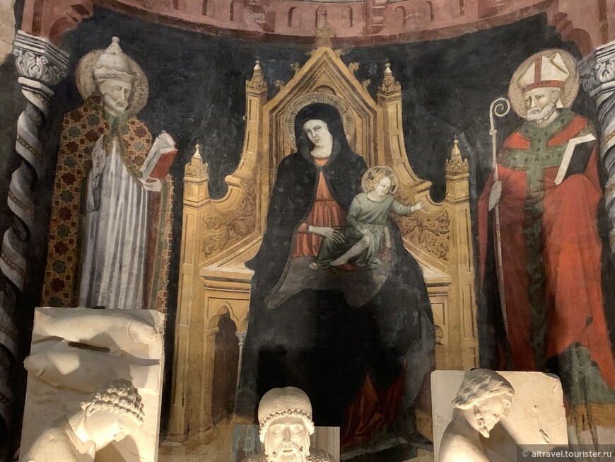 Мадонна на троне между двумя святыми, начало 14-го века.