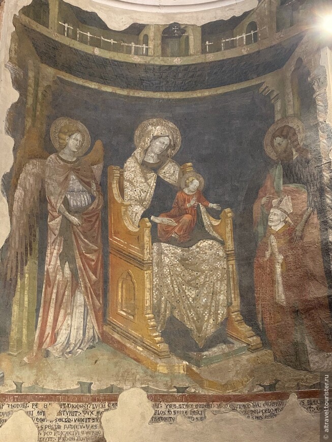 Мадонна на троне в окружении архангела Гавриила, Иоанна Предтечи и молящегося кардинала (который, видимо, и оплатил создание этой фрески).