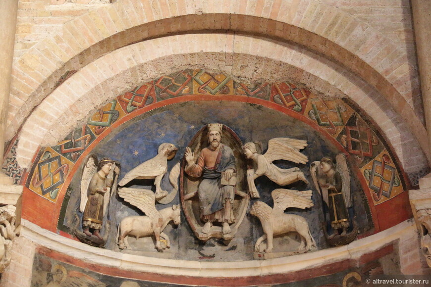 Христос во славе среди ангелов и символов евангелистов. Люнет над алтарём баптистерия.
