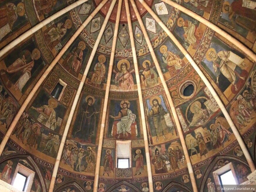 Христос в окружении Богоматери и Иоанна Крестителя в 3-й полосе купола.