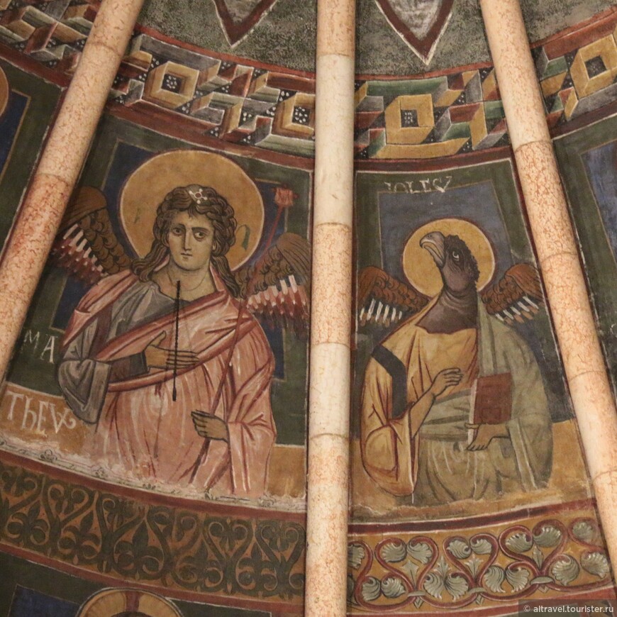 Евангелисты на куполе баптистерия: Матфей и Иоанн.