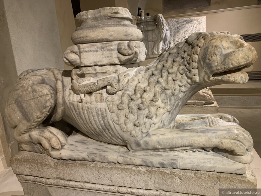 Оригинальные каменные львы под колонны для портика Дуомо, 12-й век.
