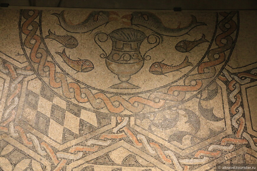 Раннехристианская мозаика с рыбами, найденная в Дуомо. 4-5 век.