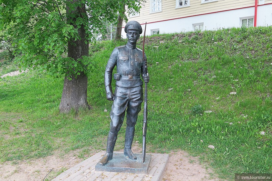 Открытие памятника состоялось в августе 2015 года и было приурочено к 100-летию подвига В.Котлинского,который возглавил атаку русских войск при обороне крепости Осовец(Восточная Пруссия),когда немцы применили химической оружие.