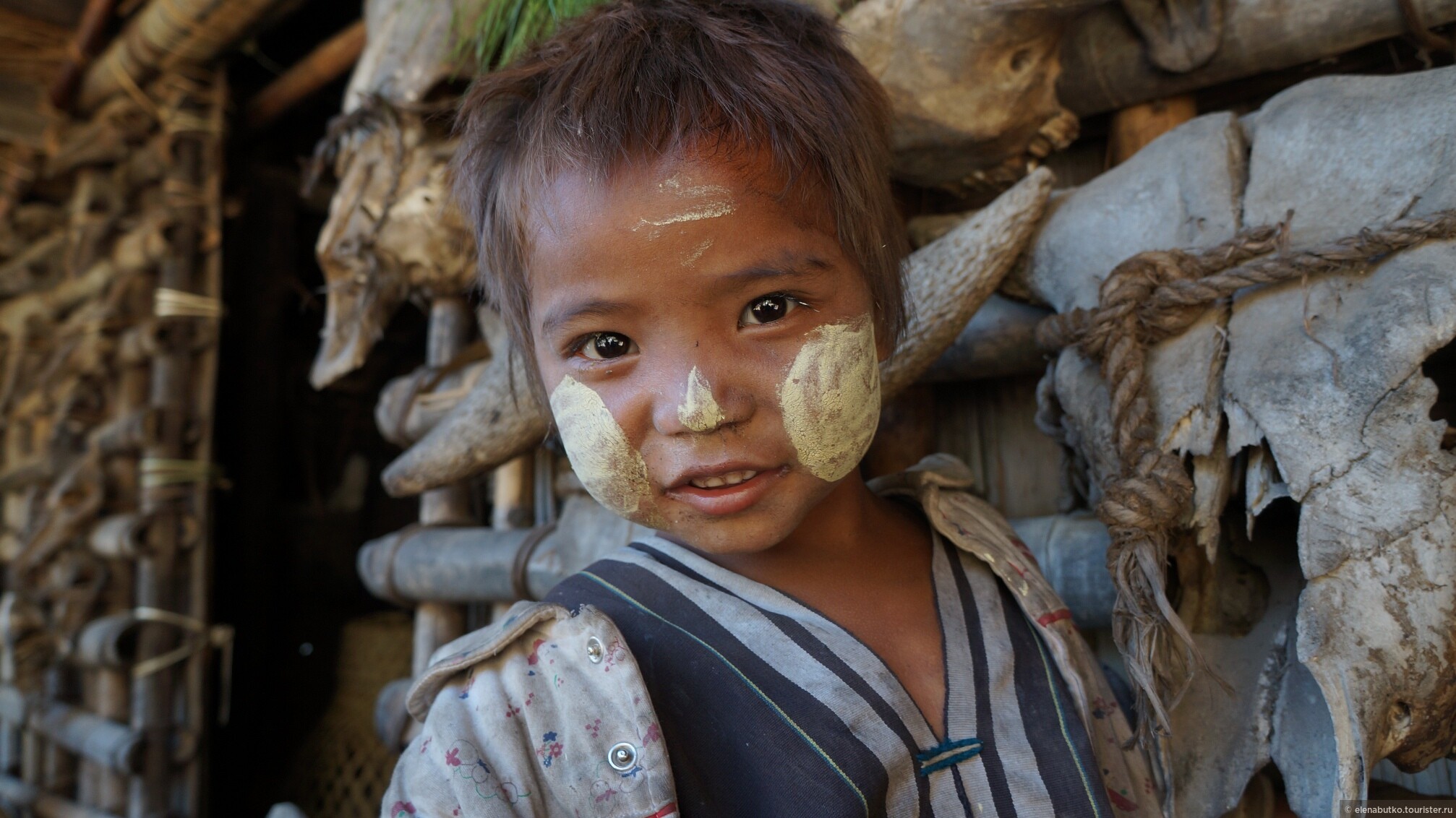 Чин народ. Мальчик из племени с большим. Фото мальчишек Бирмы.