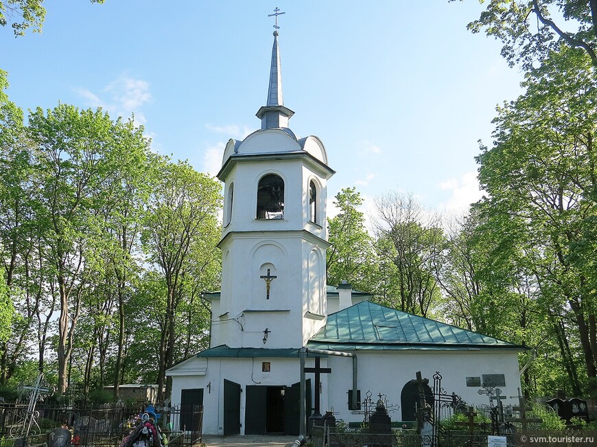 Каменный храм во имя Святого Дмитрия Солунского был возведен при Дмитриевском монастыре в 1534 году.В период с 17-го по 19-й век несколько раз реконструировался.В 1782 году к церкви был пристроен придел Введения Пресвятой Богородицы,в 1864 году построена колокольня.Дмитриевская церковь одна из немногих в Пскове,которая практически не закрывалась в советское время.