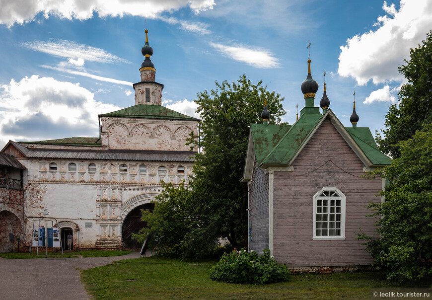 Часовня-касса и на заднем плане Надвратная Никольская церковь.